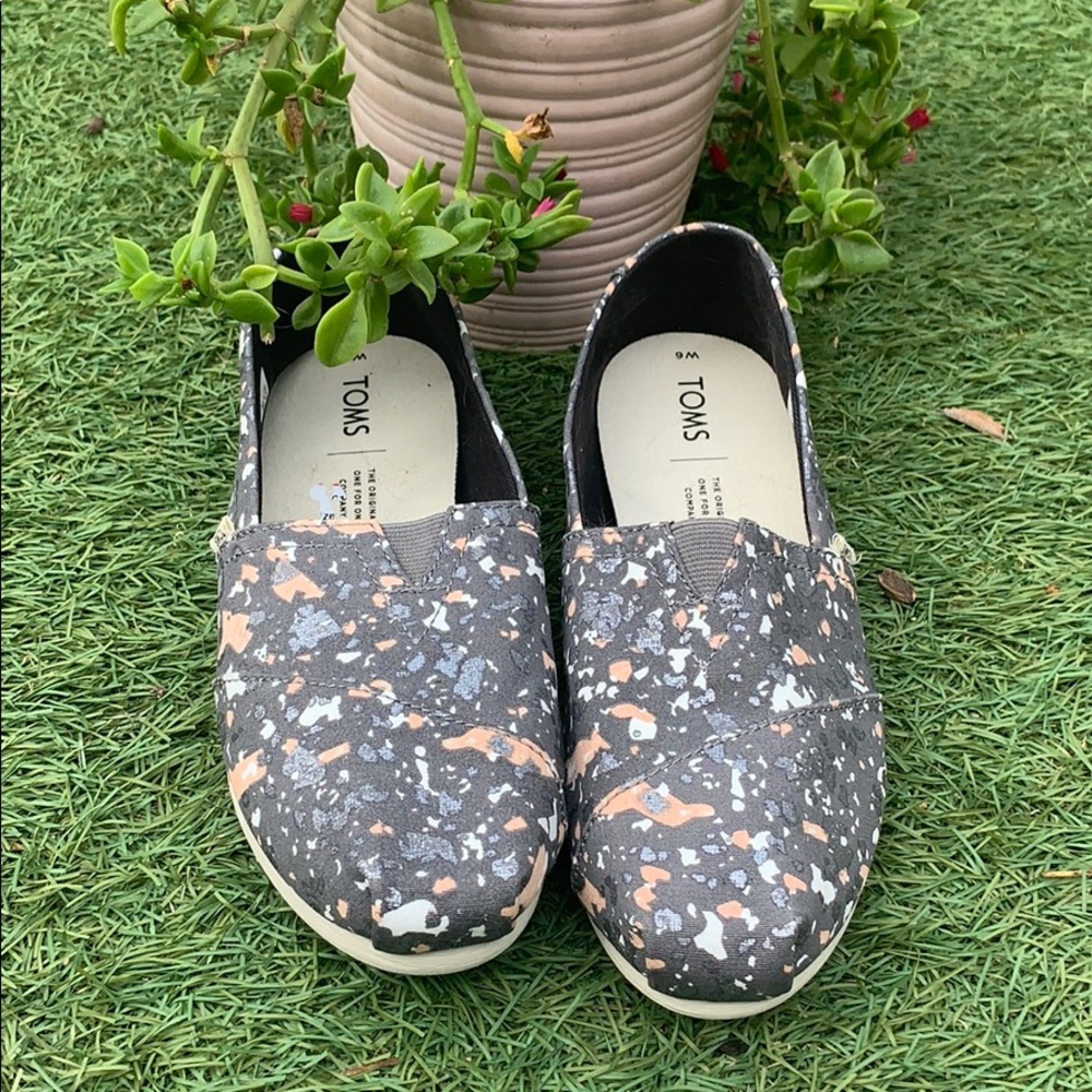 Brand new grey paint splatter Toms women’s 6